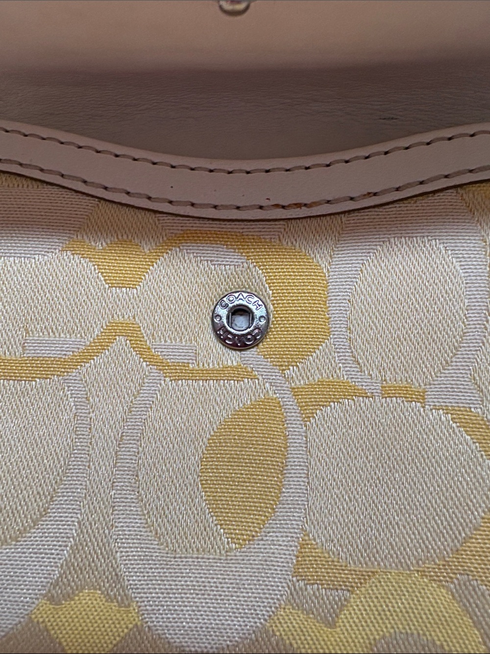 Coach Yellow Signature C’s White Leather Trifold Wallet Silver HDWRE - Picture 8 of 14